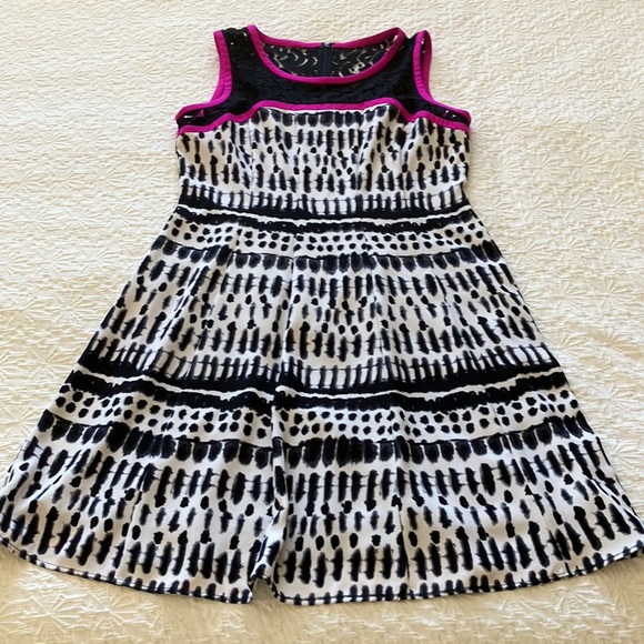 Gorgeous fushia and black and cream sleeveless Ivanka dress - Picture 2 of 16